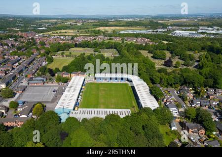 Bury, Regno Unito. 5 giugno, 2023. Una vista aerea mostra il Gigg Lane Stadium, sede del Bury FC, Manchester, Regno Unito. I Bury FC sono impostati per tornare a Gigg Lane dopo che il fa ha confermato che il nome storico potrebbe essere utilizzato. La decisione viene dopo che i sostenitori hanno votato per unire due gruppi di tifosi con l'obiettivo di avere un club che gioca nella storica casa degli Shakers. Gli Shakers sono stati buttati fuori dall’EFL nel 2019 in mezzo a difficoltà finanziarie. Credit: Jon Super/Alamy Live News. Foto Stock