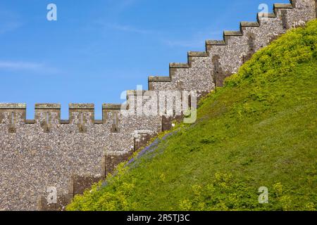 Sussex, Regno Unito - Aprile 29th 2023: Vista delle merlature presso lo storico Castello di Arundel ad Arundel, Sussex Occidentale. Foto Stock