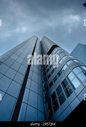 Una pittoresca vista dello skyline di Londra caratterizzata da diversi edifici alti e imponenti che torreggiano sullo sfondo Foto Stock