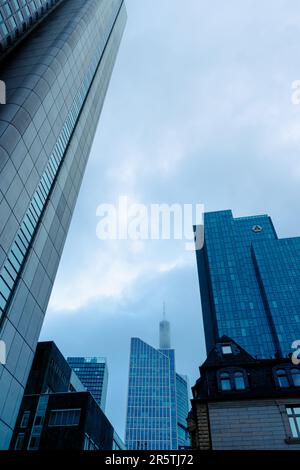 Uno skyline di strutture torreggianti con finestre illuminate, che si eran vicini in un paesaggio urbano moderno Foto Stock
