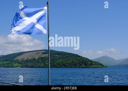 Inveraray, Scozia, Regno Unito. 5th giugno 2023. Il clima caldo e soleggiato continua sulla costa occidentale, la gente si gode l'aria aperta in un ambiente attraente con i villaggi panoramici lungo la costa. Si affaccia su Loch Fyne da Inveraray. Credit: Craig Brown/Alamy Live News Foto Stock