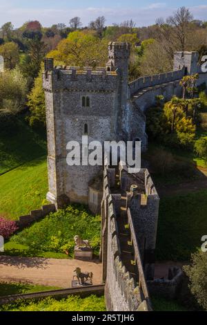 Sussex, Regno Unito - Aprile 29th 2023: Una vista della Torre di Bevis dal torrione presso lo storico Castello di Arundel nel Sussex Occidentale, Regno Unito. Foto Stock