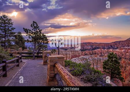 Un bellissimo tramonto sulle formazioni rocciose del Bryce Canyon National Park. Utah, Stati Uniti. Foto Stock