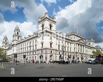 Uffici governativi britannici (Treasury; N Ireland; HM Revenue and Customs; Digital, Culture, Media and Sport) su Parliament Street, Londra, Inghilterra. Foto Stock