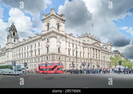 Uffici governativi britannici (Treasury; N Ireland; HM Revenue and Customs; Digital, Culture, Media and Sport) su Parliament Street, Londra, Inghilterra. Foto Stock