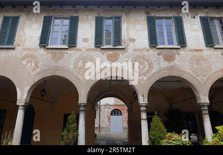 Il Broletto, cortile quattrocentesco a Varese, Lombardia, Italia Foto Stock