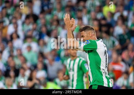 Siviglia, Spagna. 04th giugno, 2023. Joaquin Sanchez applaude durante la partita de la Liga Santander 2022/2023 tra Real Betis e Valencia CF allo stadio Benito Villamarin. Punteggio finale; Real Betis 1:1 Valencia CF. Credit: SOPA Images Limited/Alamy Live News Foto Stock