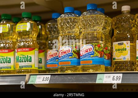 Negozio di alimentari per bottiglie di olio da cucina Foto Stock