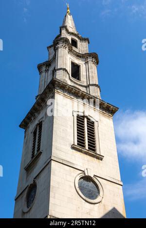 La torre e la guglia di San Vedast-alias-Foster chiesa, noto anche come St Vedast Foster Lane, situato nella città di Londra, Regno Unito. Foto Stock