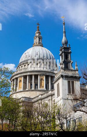 La cupola di San Pauls Cattedrale con la vecchia torre di San Augustine Watling Street nella città di Londra, Regno Unito. Foto Stock
