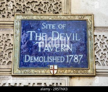 Londra, Regno Unito - Aprile 20th 2023: Una targa blu su Fleet Street a Londra, nel Regno Unito, che segna il luogo in cui una volta si trovava la Devil's Tavern fino a quando non era demolis Foto Stock