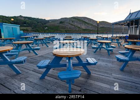 Llandudno nord Galles regno unito 02 giugno 2023 Blue table and seat's on Llandudno Pier durante una serata tranquilla Foto Stock