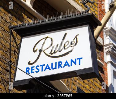 Londra, Regno Unito - Aprile 20th 2023: Il cartello sull'esterno del famoso ristorante Rules, situato in Maiden Lane a Londra, Regno Unito. Il ristorante ha aperto in Foto Stock