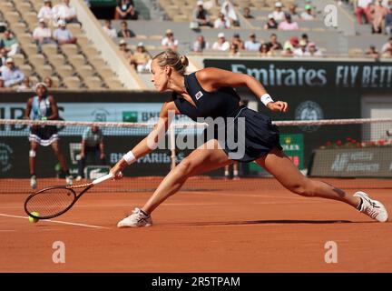 Parigi, Francia. 05th giugno, 2023. Anna Karolina Schmiedlova della Slovacchia gioca contro il sesto Coco Gauff degli Stati Uniti al Roland Garros French Tennis Open di Parigi, in Francia, lunedì 5 giugno 2023. Gauff ha vinto 7-5, 6-2 e si è qualificato per le finali trimestrali. Foto di Maya Vidon-White/UPI Credit: UPI/Alamy Live News Foto Stock