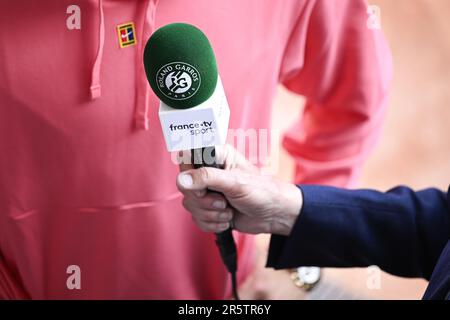 L'immagine mostra un microfono (microfono, Mike micro) del canale televisivo francese France Televisions (FranceTV Sport) durante il torneo di tennis French Open, Grand Slam del 4 giugno 2023 allo stadio Roland Garros di Parigi, Francia. Foto Victor Joly / DPPI - Foto: Victor Joly/DPPI/LiveMedia Foto Stock