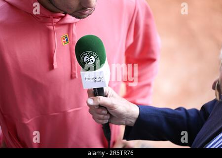 L'immagine mostra un microfono (microfono, Mike micro) del canale televisivo francese France Televisions (FranceTV Sport) durante il torneo di tennis French Open, Grand Slam del 4 giugno 2023 allo stadio Roland Garros di Parigi, Francia. Foto Victor Joly / DPPI - Foto: Victor Joly/DPPI/LiveMedia Foto Stock