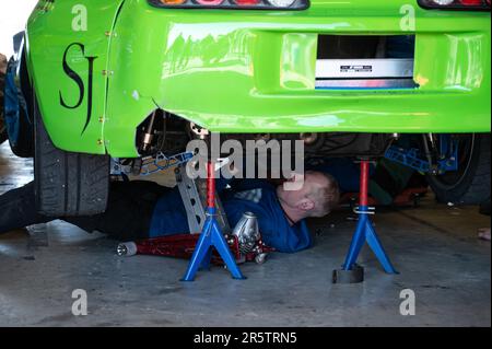 Un primo piano di un meccanico che ripara la trasmissione di una Toyota sgomberante supra Foto Stock