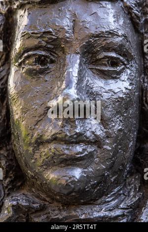 Londra, Regno Unito - Aprile 17th 2023: Primo piano della scultura del famoso diarista inglese Samuel Pepys, situato in Seething Lane, nella città di Londra, Regno Unito. Foto Stock