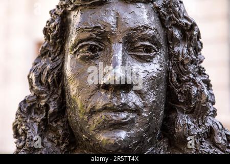 Londra, Regno Unito - Aprile 17th 2023: Primo piano della scultura del famoso diarista inglese Samuel Pepys, situato in Seething Lane, nella città di Londra, Regno Unito. Foto Stock