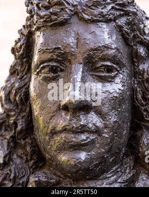 Londra, Regno Unito - Aprile 17th 2023: Primo piano della scultura del famoso diarista inglese Samuel Pepys, situato in Seething Lane, nella città di Londra, Regno Unito. Foto Stock