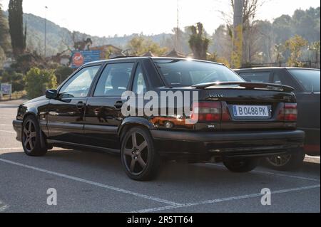 La vista posteriore di una Volvo 850 T-5R nera sulla strada Foto Stock