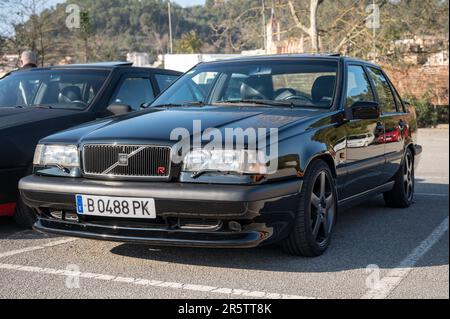 Vista di una Volvo 850 T-5R nera parcheggiata sulla strada Foto Stock