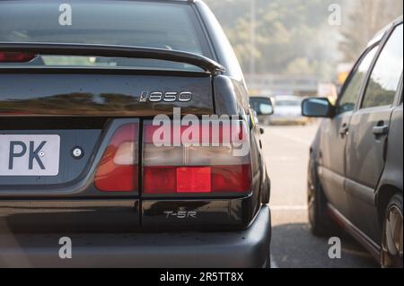 Vista di una Volvo 850 T-5R nera parcheggiata sulla strada Foto Stock