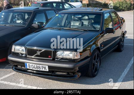 Vista di una Volvo 850 T-5R nera parcheggiata sulla strada Foto Stock