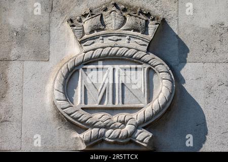 Londra, Regno Unito - Aprile 17th 2023: Simbolo della Marina Merchant al Tower Hill Memorial, a Trinity Square Gardens, Londra, Regno Unito. Foto Stock