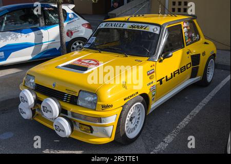 La vista frontale di una Renault 5 turbo gialla sulla strada Foto Stock