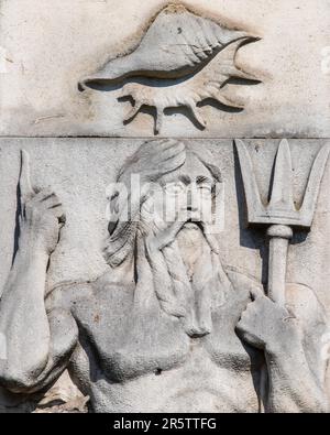 Londra, Regno Unito - Aprile 17th 2023: Scultura di Poseidone o Nettuno al Tower Hill Memorial, a Trinity Square Gardens, Londra, Regno Unito. Foto Stock