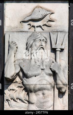 Londra, Regno Unito - Aprile 17th 2023: Scultura di Poseidone o Nettuno al Tower Hill Memorial, a Trinity Square Gardens, Londra, Regno Unito. Foto Stock
