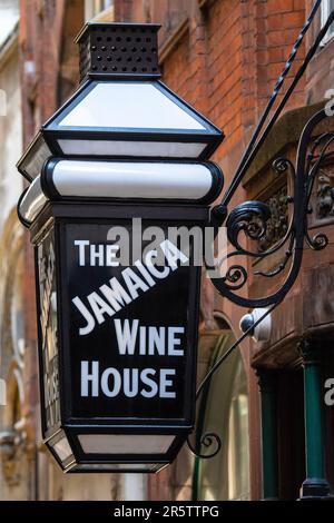 Londra, Regno Unito - Aprile 17th 2023: Il cartello sopra l'ingresso al pub Jamaica Wine House, a St. Michaels Alley nella città di Londra - il luogo di nascita Foto Stock