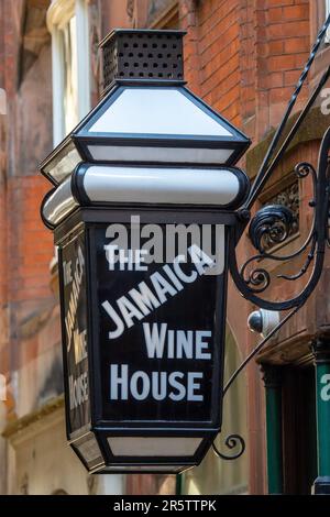 Londra, Regno Unito - Aprile 17th 2023: Il cartello sopra l'ingresso al pub Jamaica Wine House, a St. Michaels Alley nella città di Londra - il luogo di nascita Foto Stock