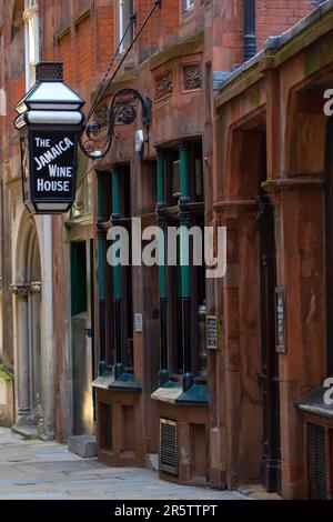 Londra, Regno Unito - Aprile 17th 2023: L'esterno del pub Jamaica Wine House, a St. Michaels Alley nella città di Londra - il luogo di nascita del londinese coff Foto Stock