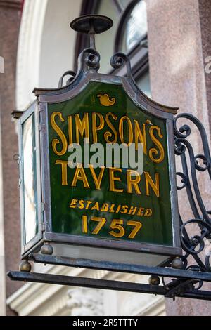 Londra, Regno Unito - Aprile 17th 2023: Cartello vintage per Simpsons Tavern, situato su Ball Court, appena fuori Cornhill nella City di Londra - si dice che sia t Foto Stock