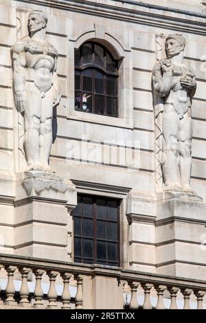 Londra, Regno Unito - Aprile 17th 2023: Dettaglio esterno del magnifico edificio della Bank of England nella City of London, Regno Unito. Foto Stock