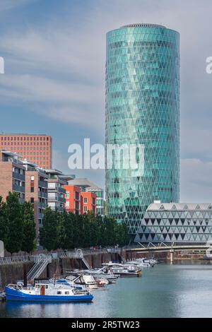 La Westhafen Tower è uno dei primi edifici dell'ex Frankfurt Westhafen. Foto Stock