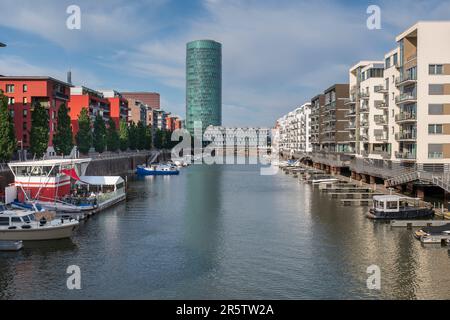 La Westhafen Tower è uno dei primi edifici dell'ex Frankfurt Westhafen. Foto Stock