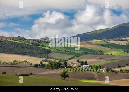 Splendido paesaggio di colline e montagne, Toscana in autunno con nuvole puffy, viaggio prospettiva dalla magica regione d'Italia Foto Stock