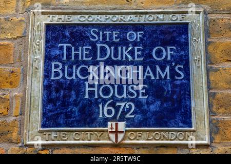 Londra, Regno Unito - Aprile 17th 2023: Una targa blu sul College Hill a Londra, nel Regno Unito, che segna il luogo in cui una volta sorgeva la casa del Duca di Buckinghams nel 1672 Foto Stock