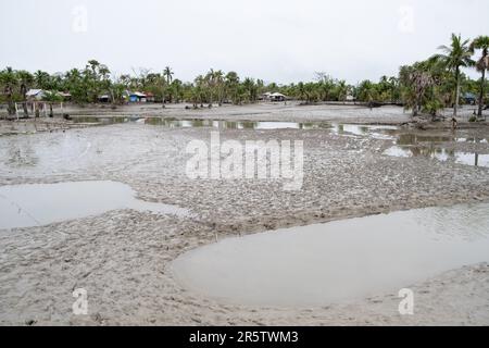 Il villaggio di Pratab Nagar è gravemente colpito dai cambiamenti climatici, tra cui l'aumento dei livelli delle acque, l'erosione e la salinizzazione. Provincia di Satkhira, Bangladesh. Foto Stock