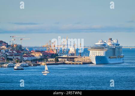Vista di Lisbona sul fiume Tago con yacht e barche al tramonto. Lisbona, Portogallo Foto Stock
