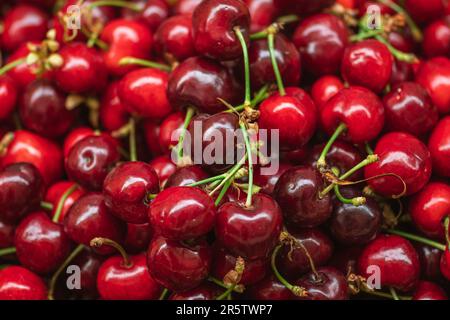 Frutta fresca matura di ciliegia rossa o ciliegie in una scatola di legno in un mercato agricolo all'aperto, cibo stagionale sano. Concetto di biologico, bio Foto Stock