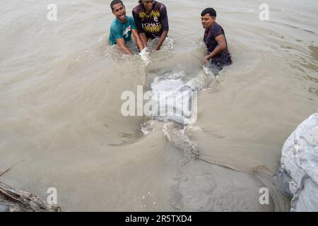 Il villaggio di Pratab Nagar è gravemente colpito dai cambiamenti climatici, tra cui l'aumento dei livelli delle acque, l'erosione e la salinizzazione. Provincia di Satkhira, Bangladesh. Foto Stock