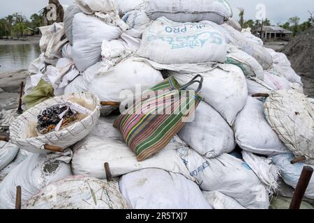 Il villaggio di Pratab Nagar è gravemente colpito dai cambiamenti climatici, tra cui l'aumento dei livelli delle acque, l'erosione e la salinizzazione. Provincia di Satkhira, Bangladesh. Foto Stock