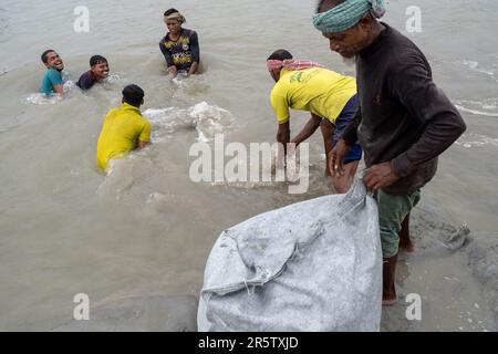 Bangladesh, Provincia di Satkhira, Pratab Nagar il 2021-10-27. Pratab Nagar villaggio gravemente colpito dal cambiamento climatico, tra cui l'aumento dei livelli di acqua, l'erosione e la salinizzazione. Fotografia di Martin Bertrand. Bangladesh, Provincia de Satkhira, Pratab Nagar le 2021-10-27. Le village de Pratab Nagar durement affecte par le dereglement climatique, nottamment la montee des eaux, l erosion des et la salinisation. Photographie de Martin Bertrand. Foto Stock