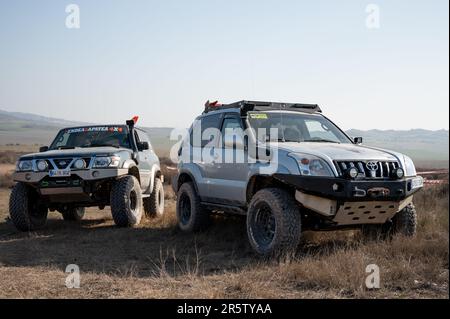 Dettaglio di un paio di SUV modificati in montagna, una Toyota Land Cruiser J120 e una Nissan Patrol GR Foto Stock