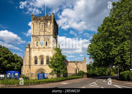 Il sole splende sul campanile della Chiesa del Priorato di Santa Maria a Chepstow, Monmouthshire. Foto Stock