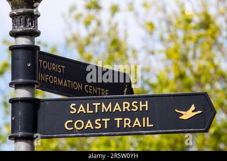 Essex, Regno Unito - Aprile 10th 2023: Un cartello che mostra ai visitatori la direzione del Sentiero della Costa Saltmarsh nella città di Maldon in Essex, Regno Unito. Foto Stock